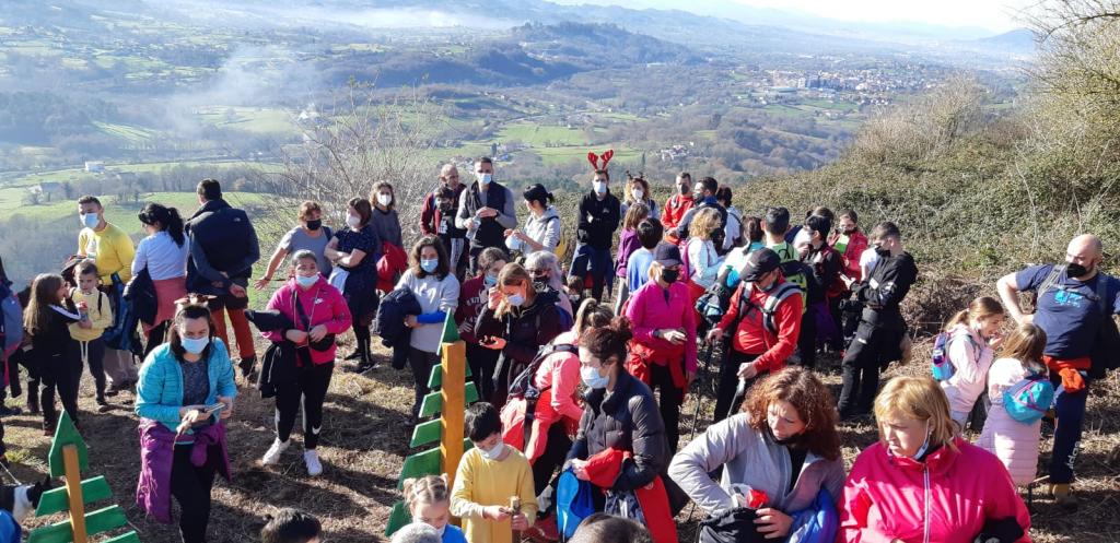 El Tapin - Muchas familias se animaron a colocar el Belén de Cumbres en el pico Castiello